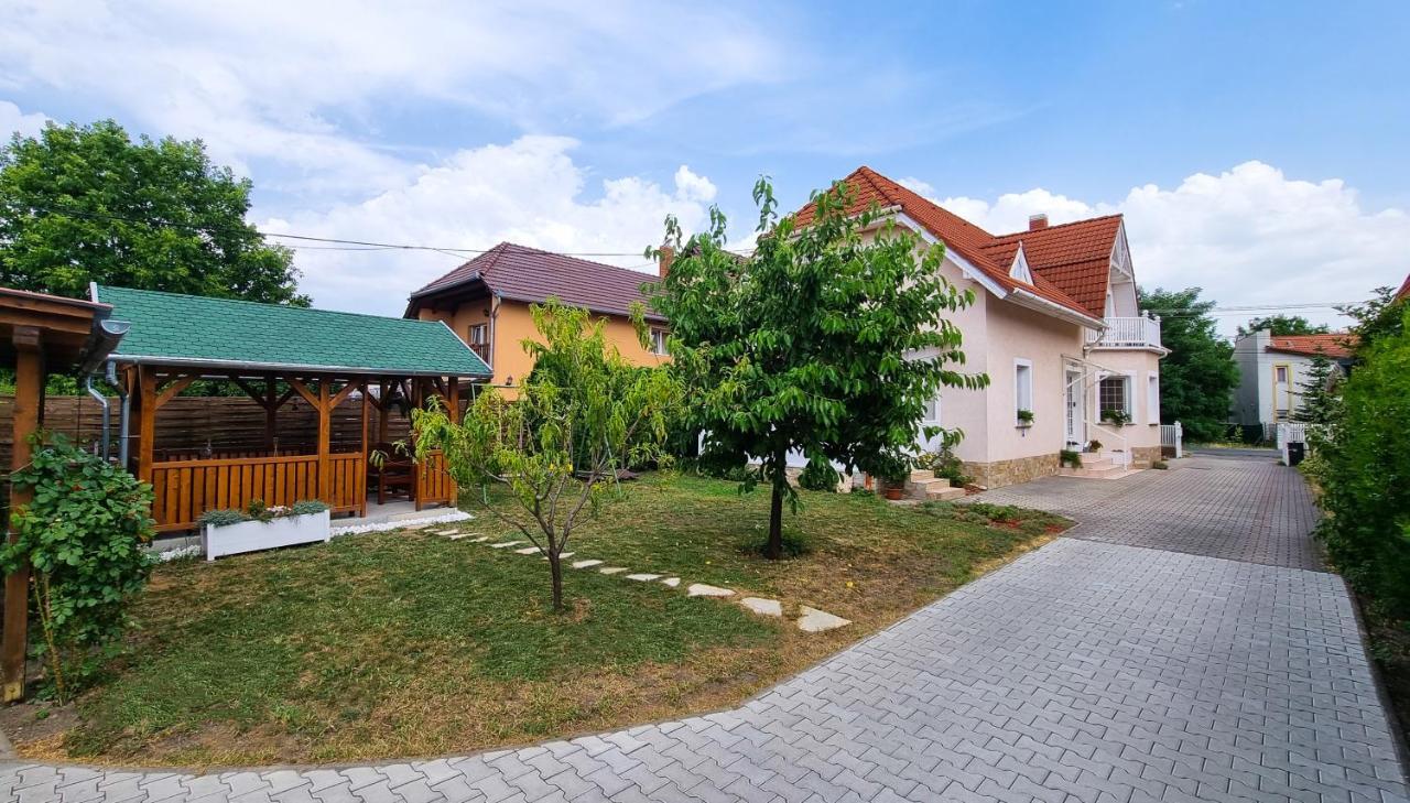 White Apartment Кестели Екстериор снимка