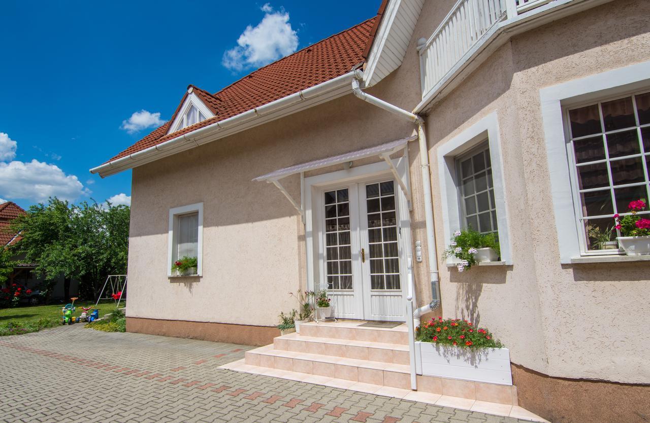 White Apartment Кестели Екстериор снимка